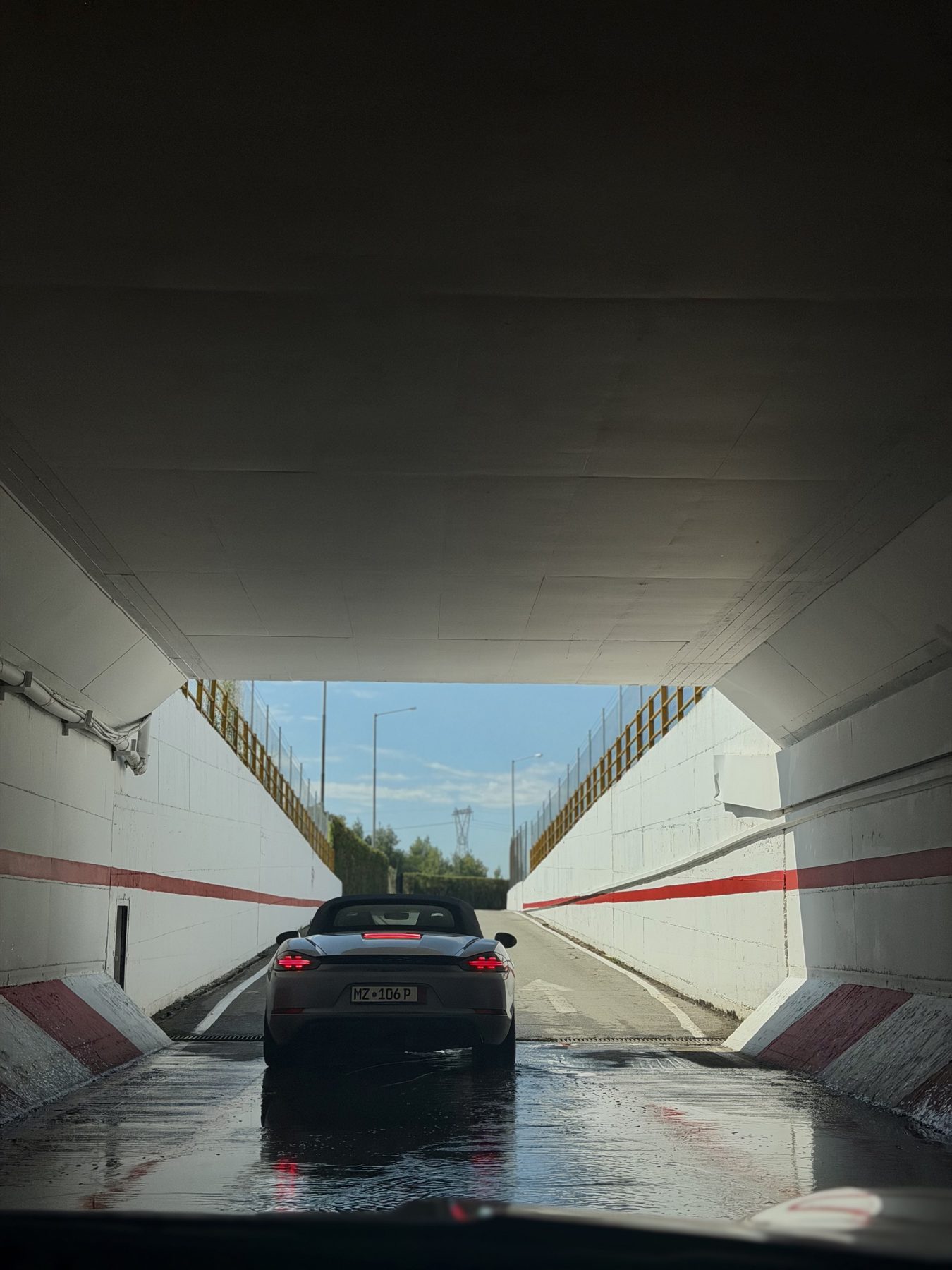 Το 718 Boxster T βγαίνει από το τούνελ που οδηγεί στο paddock της πίστας των Σερρών