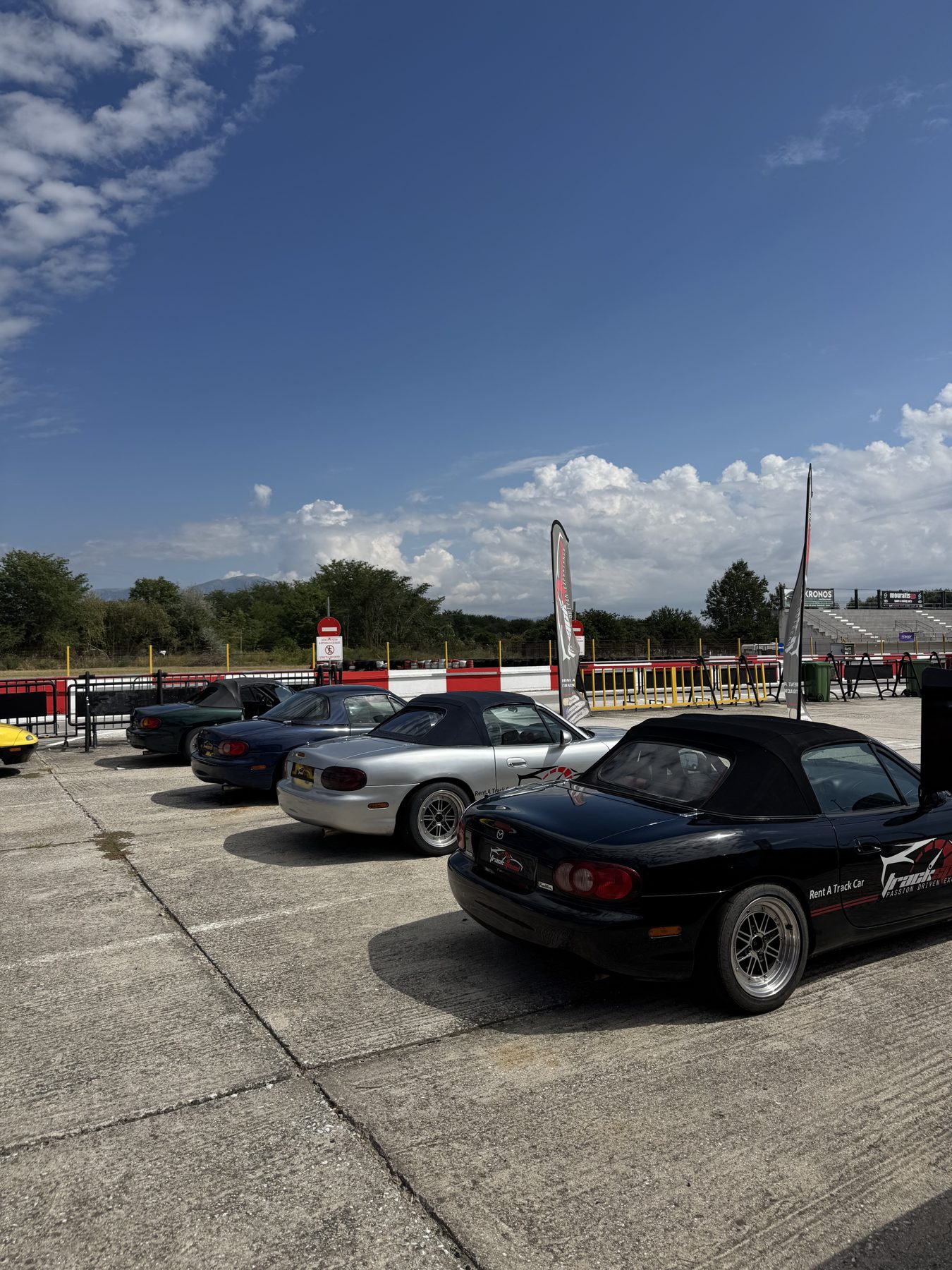 Τα Mazda MX-5 της Trackspeed παρκαρισμένα σε σειρά στο paddock της πίστας