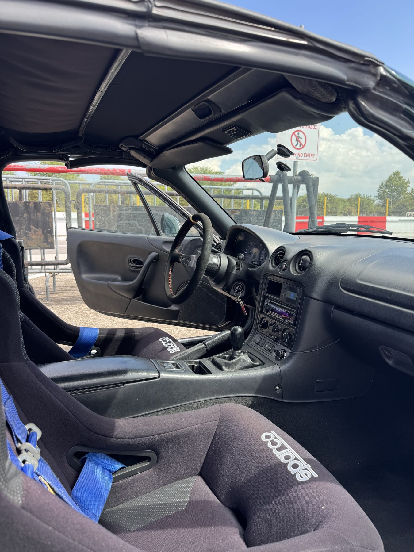 Το εσωτερικό του MX-5: κάθισμα Sparco, ζώνες τεσσάρων σημείων, γυμνό τιμόνι και χειροκίνητο κιβώτιο