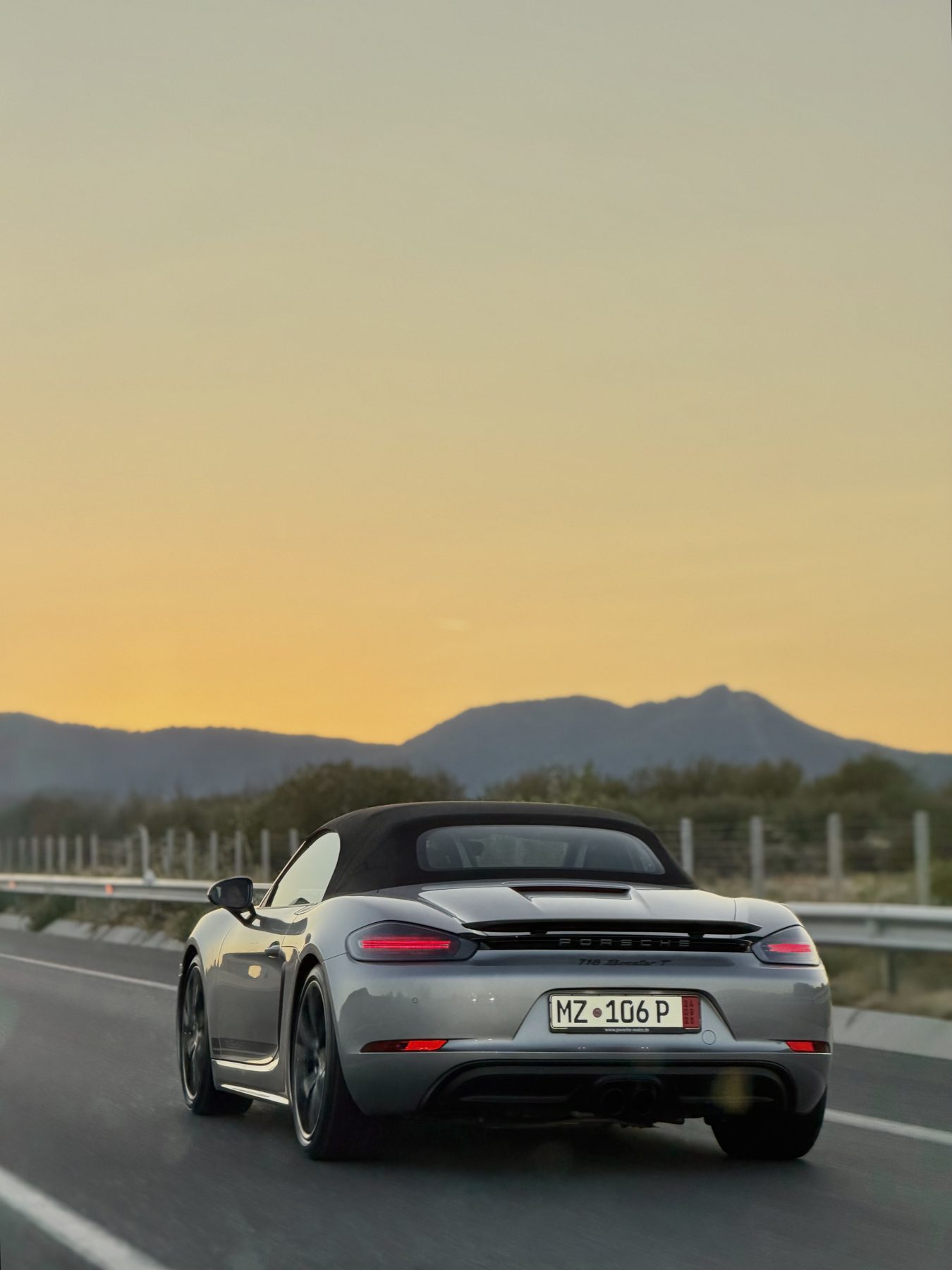 Το 718 Boxster T στον αυτοκινητόδρομο με τον ήλιο να δύει πίσω από τα βουνά