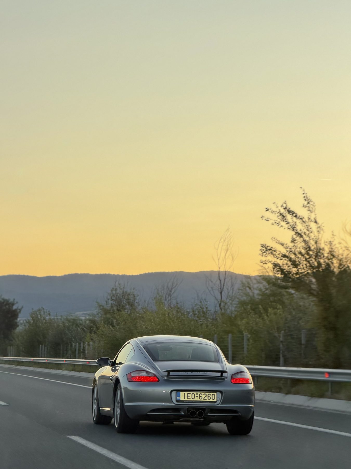Η Cayman S 987.1 στον αυτοκινητόδρομο το σούρουπο