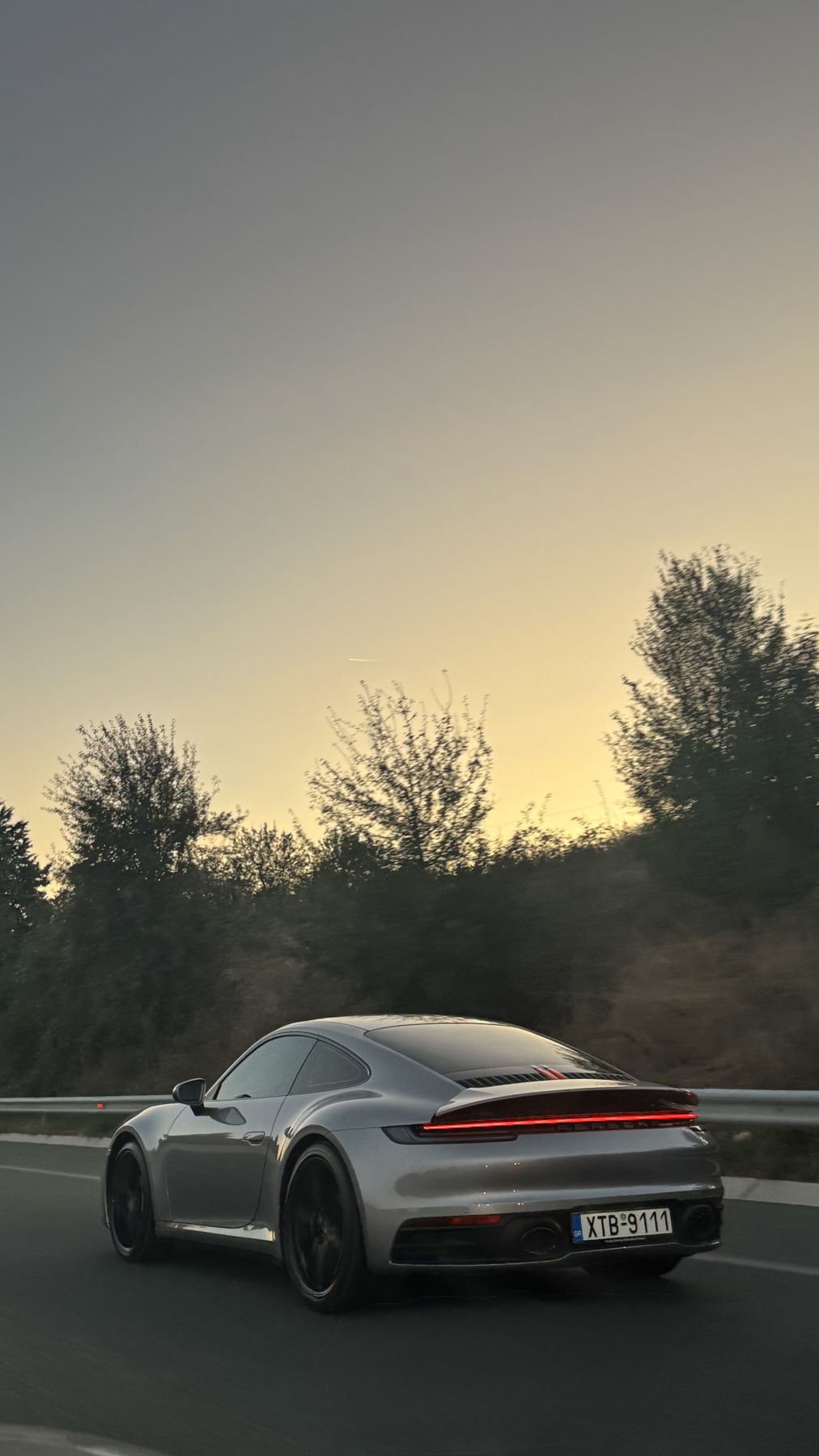 Το 992 Carrera στον αυτοκινητόδρομο προς Θεσσαλονίκη, με τον ουρανό πορτοκαλί από το ηλιοβασίλεμα