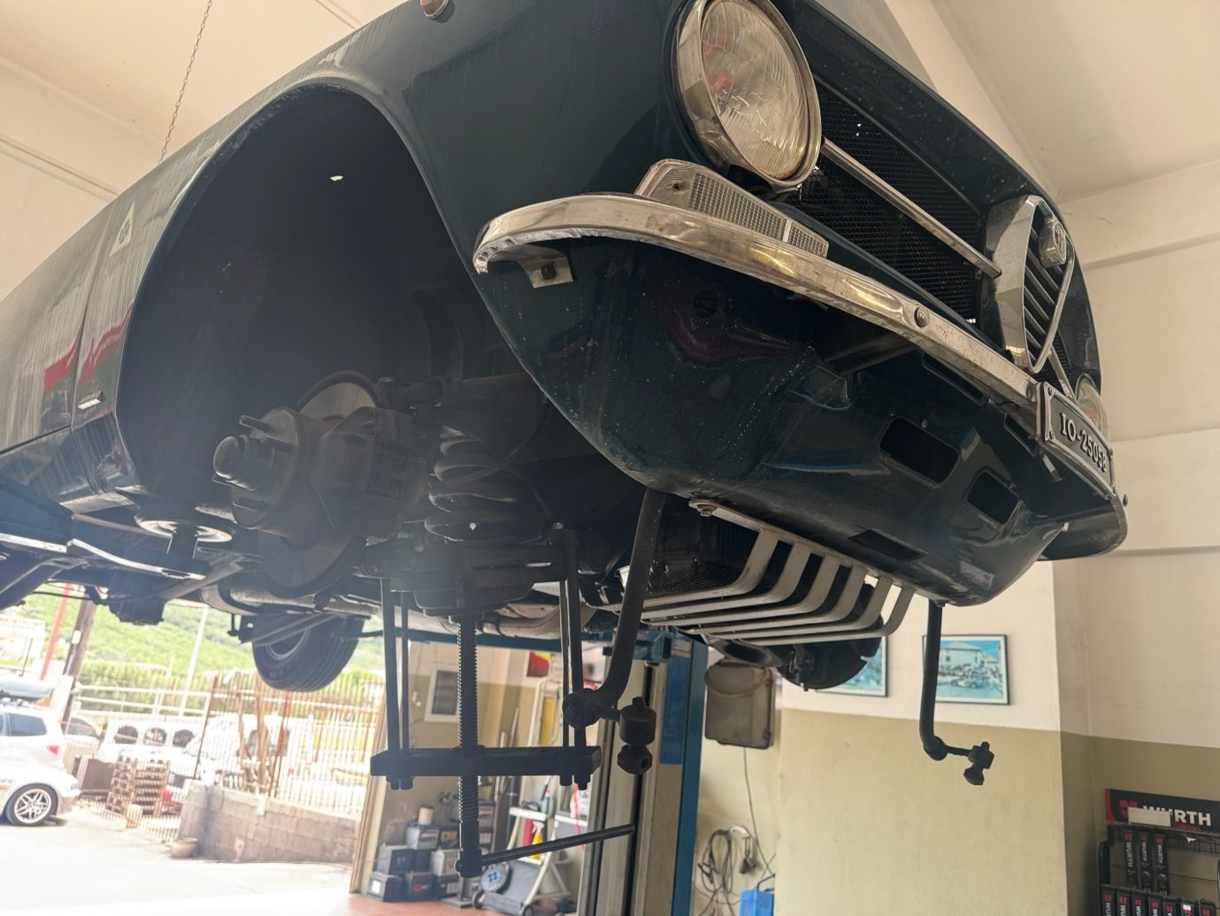 Το μπροστινό μέρος της Alfa Romeo από κάτω, με την ανάρτηση και το ψυγείο σε κοινή θέα