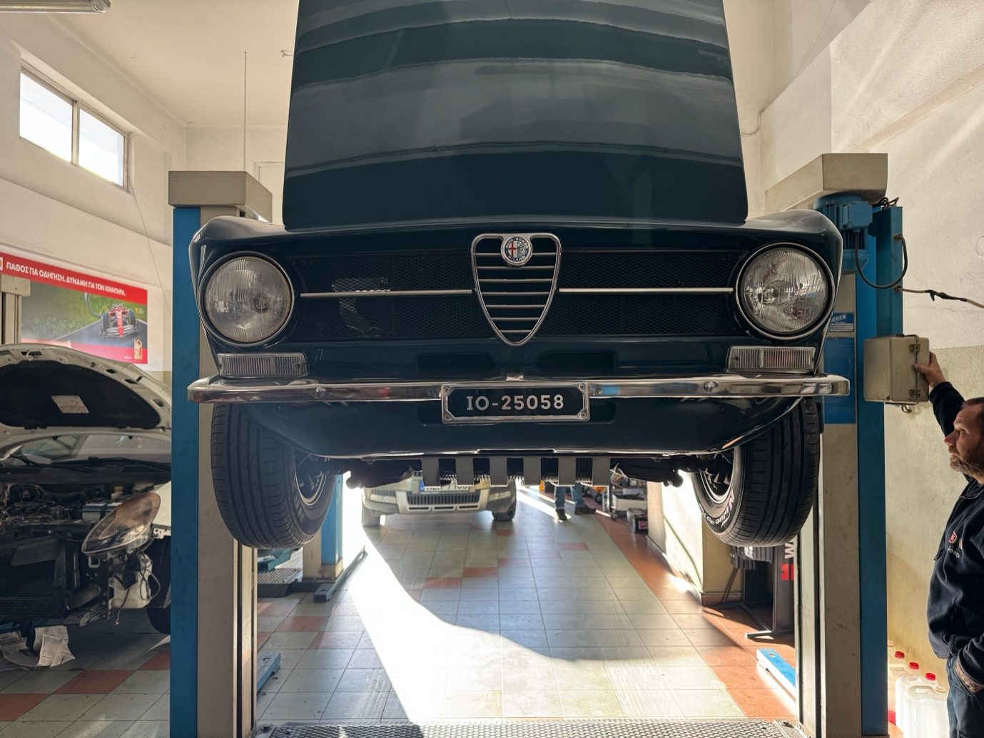 Η μάσκα της Alfa Romeo GT Junior με το χαρακτηριστικό τρίγωνο σκούδο, μετωπικά στο αναβατόριο