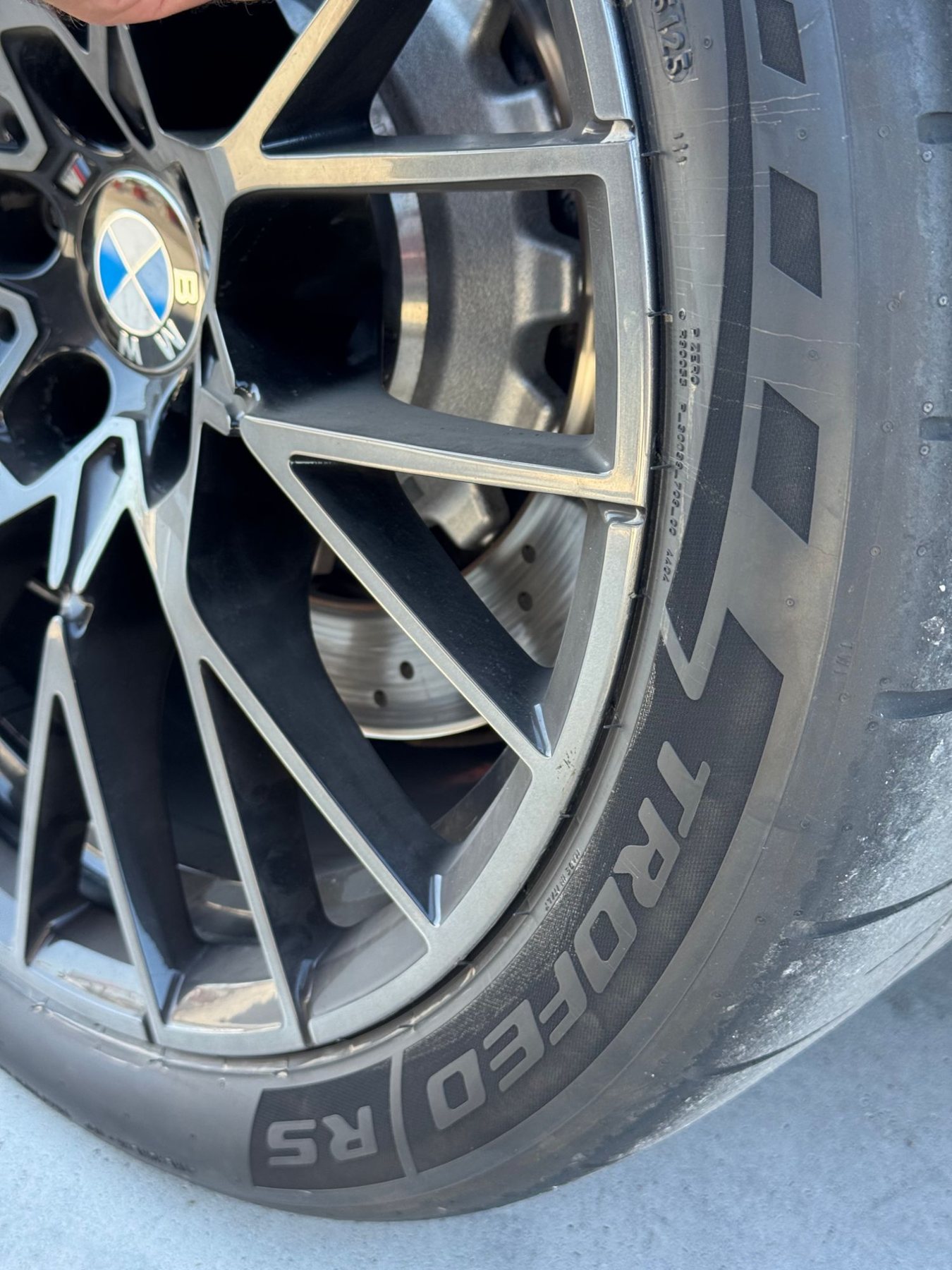 Το πλαϊνό ενός ελαστικού Pirelli P Zero Trofeo RS σε μαύρη ζάντα BMW
