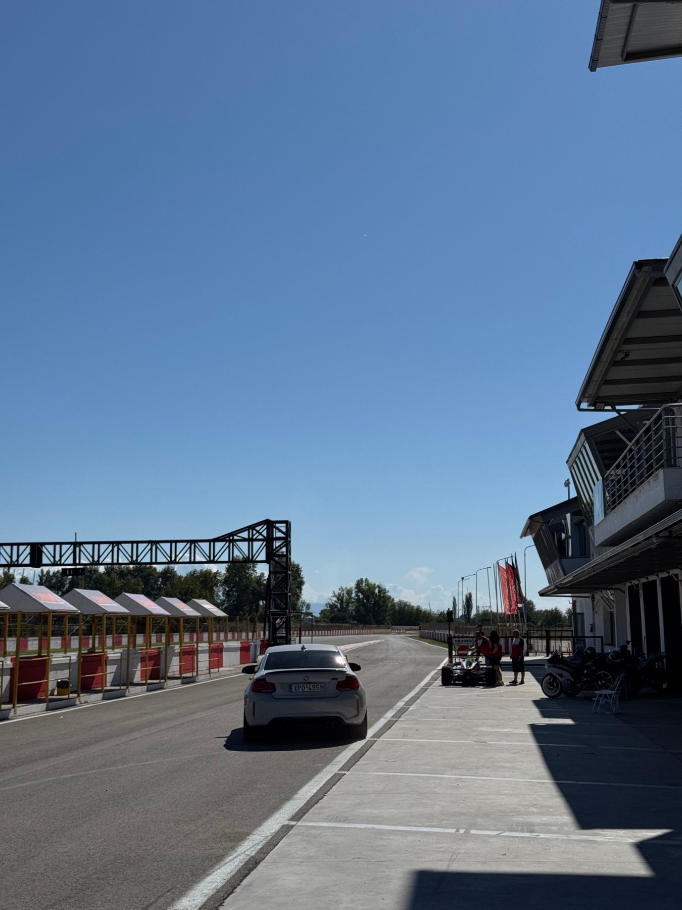Η M2 βγαίνει στην pit lane κάτω από καθαρό μπλε ουρανό, με τη γέφυρα της αφετηρίας μπροστά